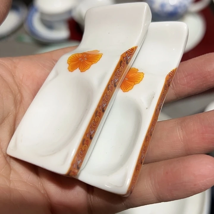 黄如意筷子架陶瓷两个