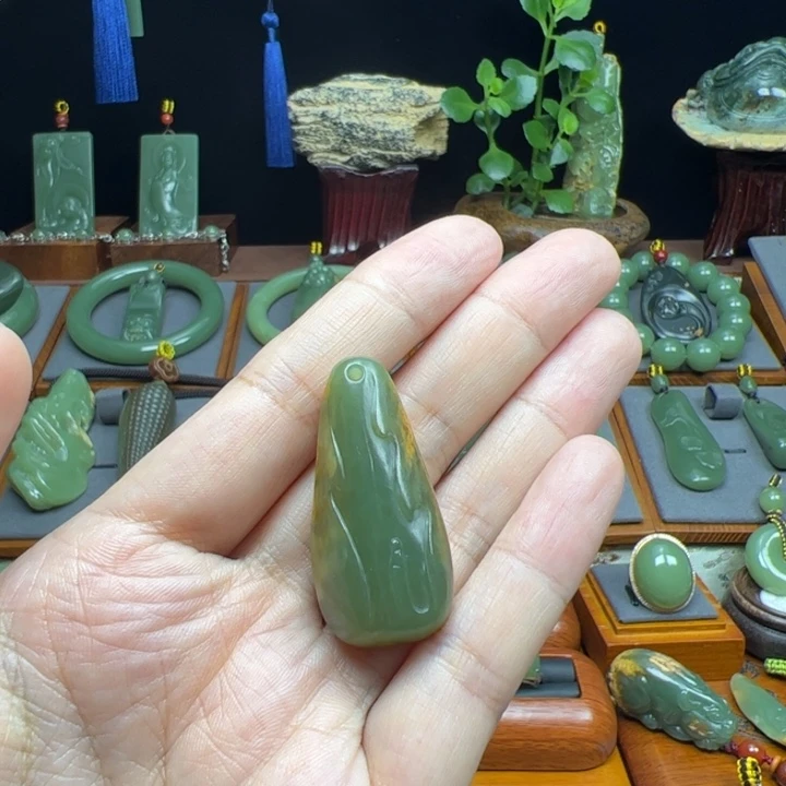 颈饰未镶嵌岫岩河磨玉（透闪石质玉）
