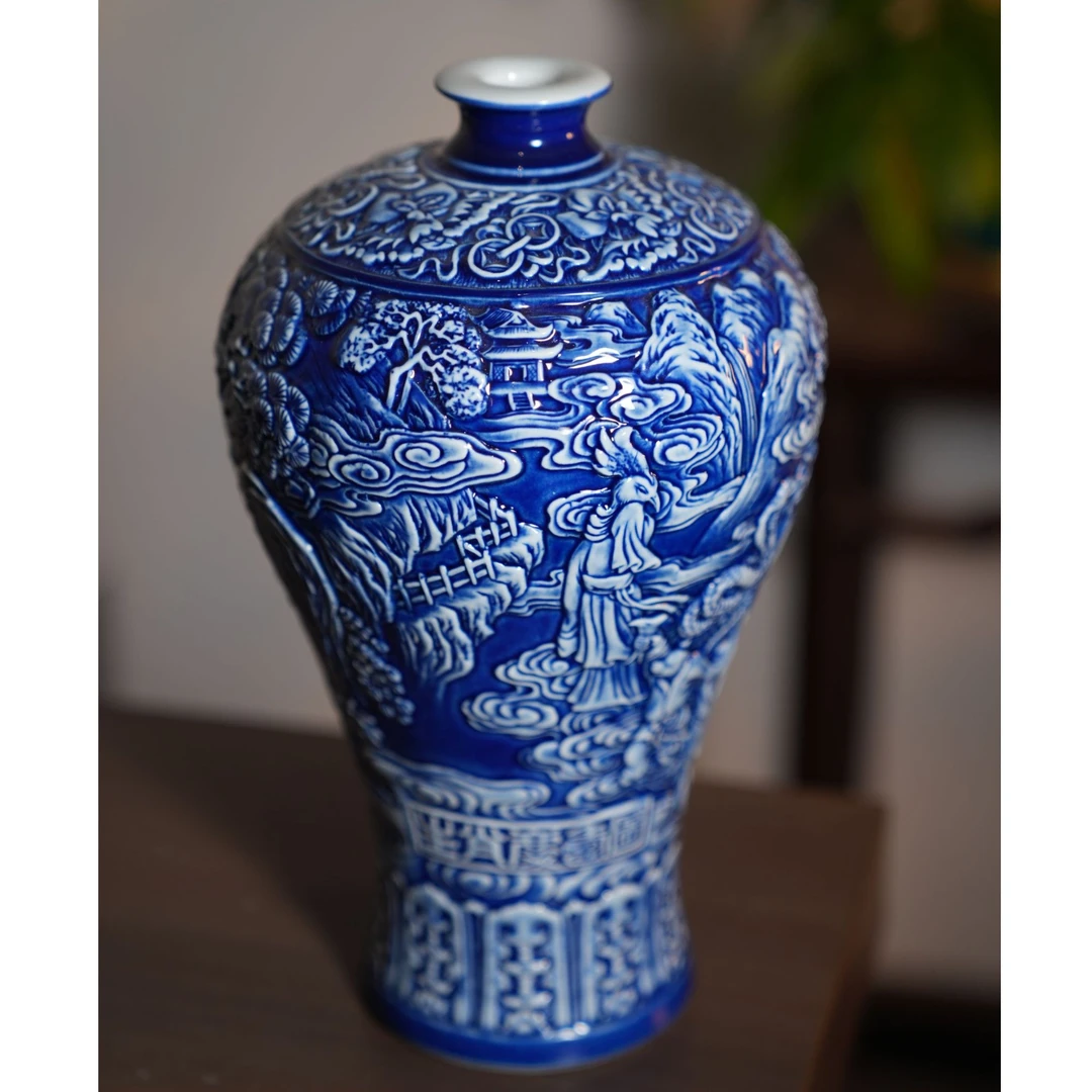 【瓷博会】景德镇陶瓷蓝底雕刻梅瓶