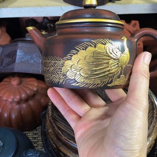 茶壶紫砂原矿泥料手工制作的一把紫砂壶。