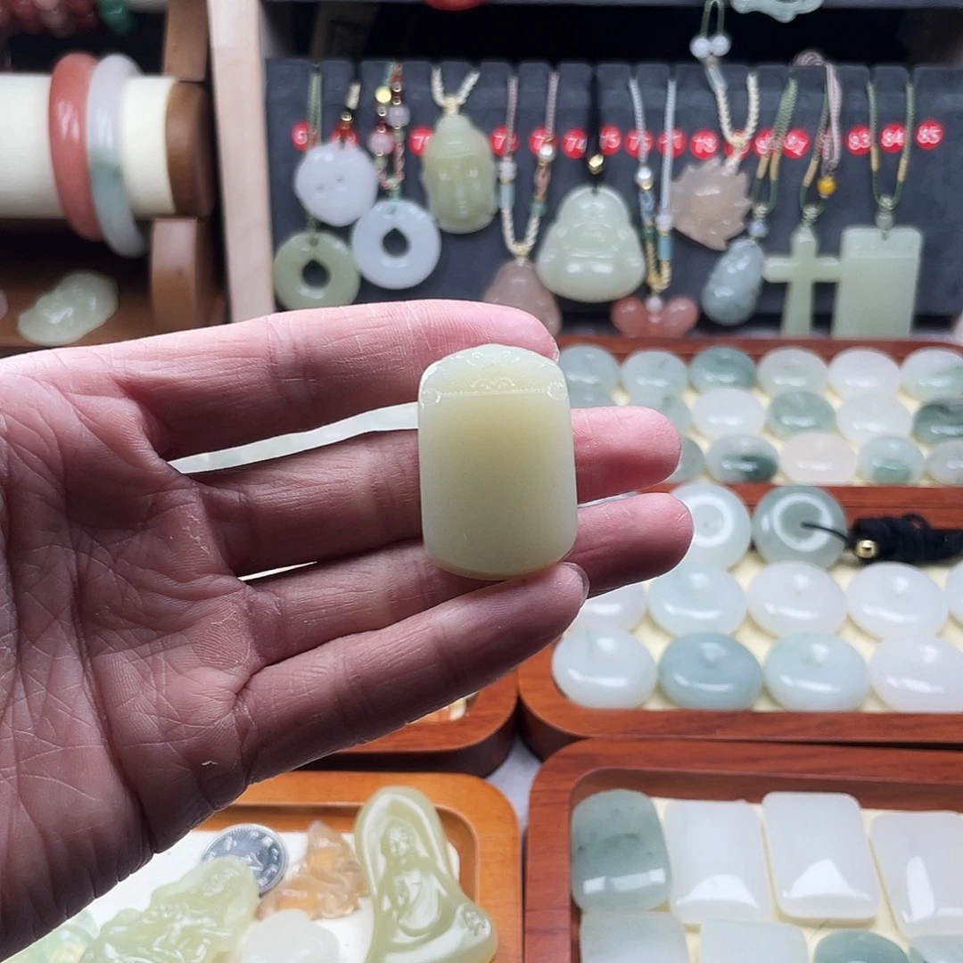 石英质玉未镶嵌颈饰