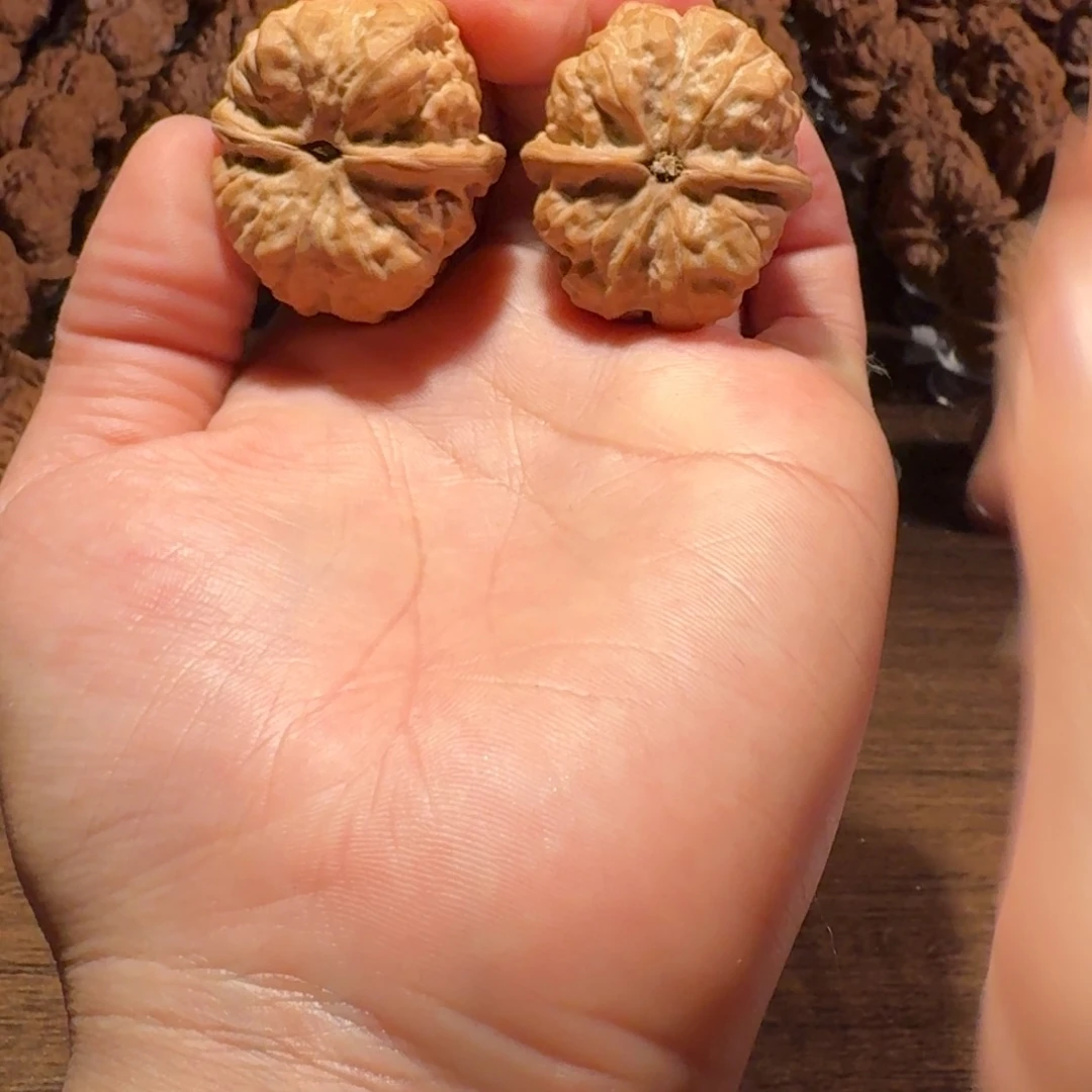 ᅟ***‍吊坠文玩核桃蛤蟆的眼睛是真的好看啊