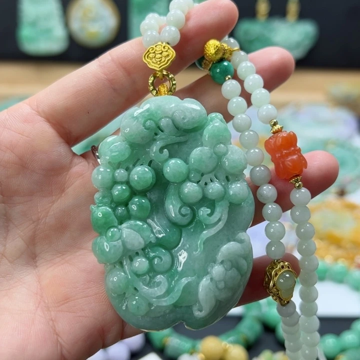 颈饰未镶嵌翡翠吊坠