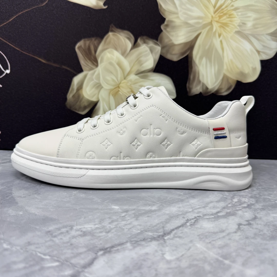 2025时尚男鞋板鞋简约百搭款压花设计低帮