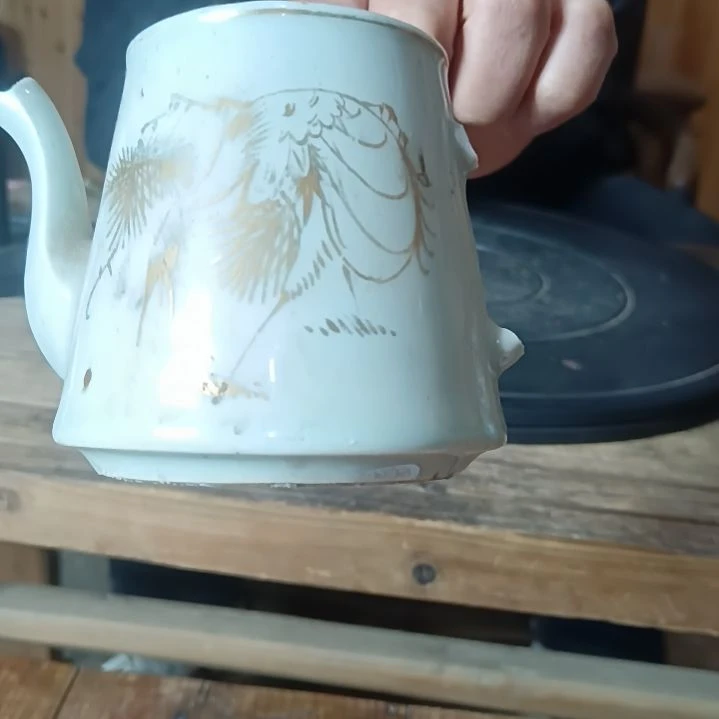 罐小茶壶。有残。。。。。