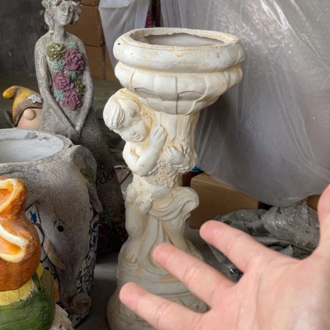 【闪购商品】树脂小男孩罗马缸摆件