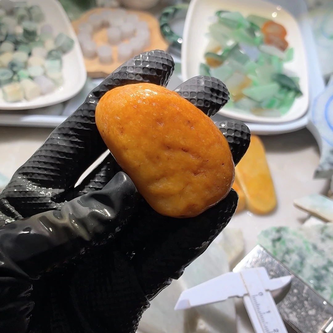 翡翠未镶嵌颈饰边角料