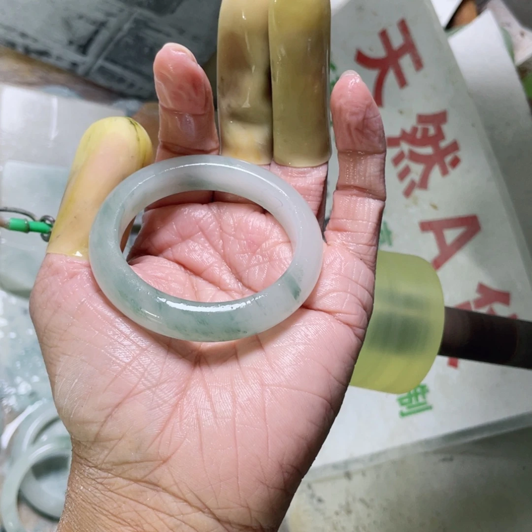 玲***珑石英质玉（天山翠）未镶嵌手镯定制