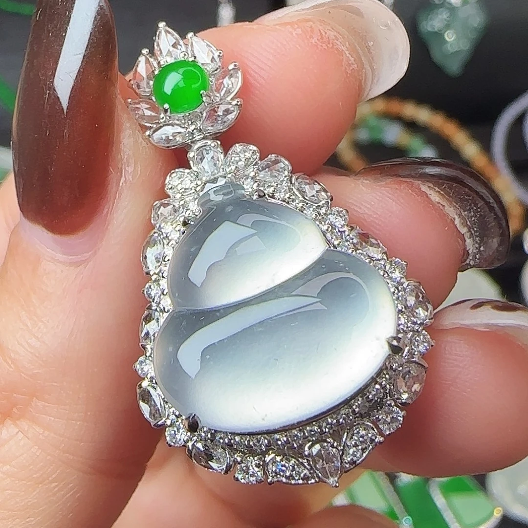 翡翠18K金镶嵌颈饰高冰玻葫芦