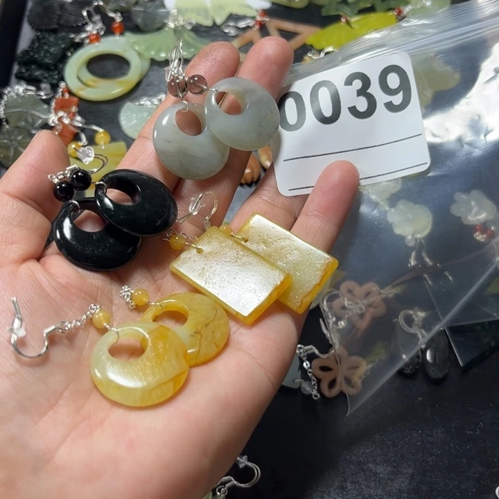 乐***活蛇纹石玉合金耳饰
