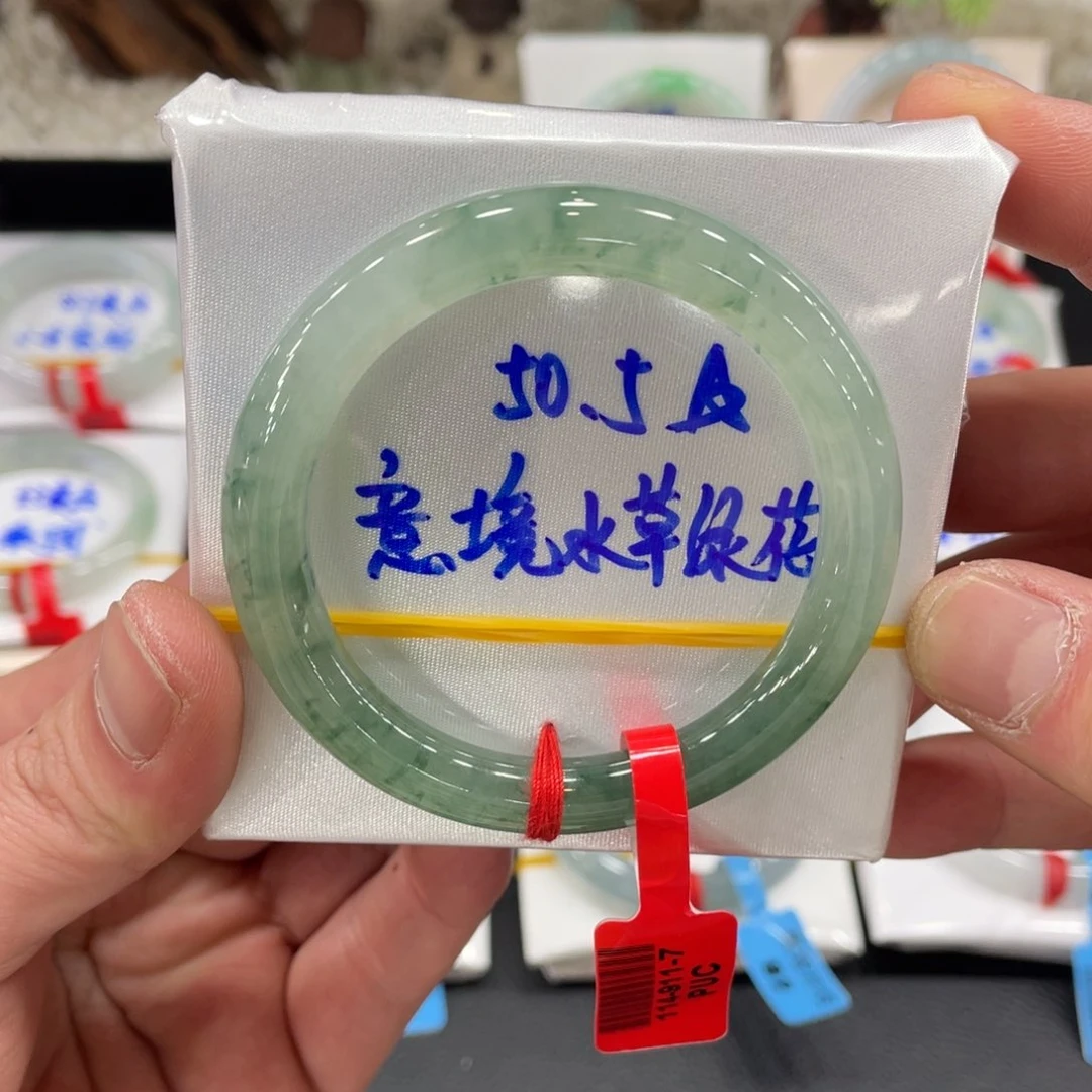 翡翠手镯未镶嵌翡翠
