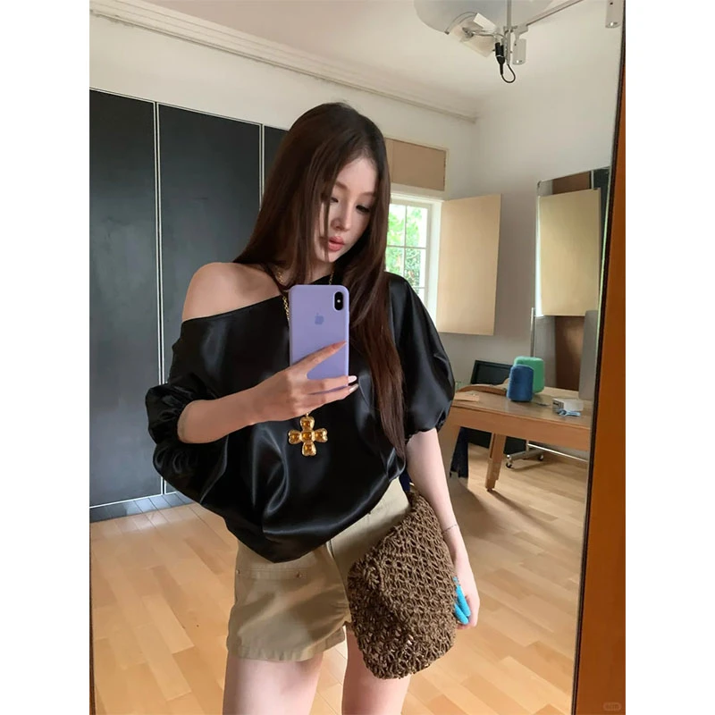 韩系夏季2025小众洋气设计感斜肩黑色短袖上衣高腰修身复古短裤女
