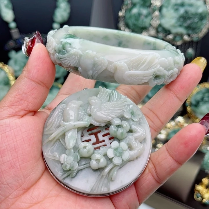 透闪石-蛇纹石玉未镶嵌手镯，吊坠昵***置