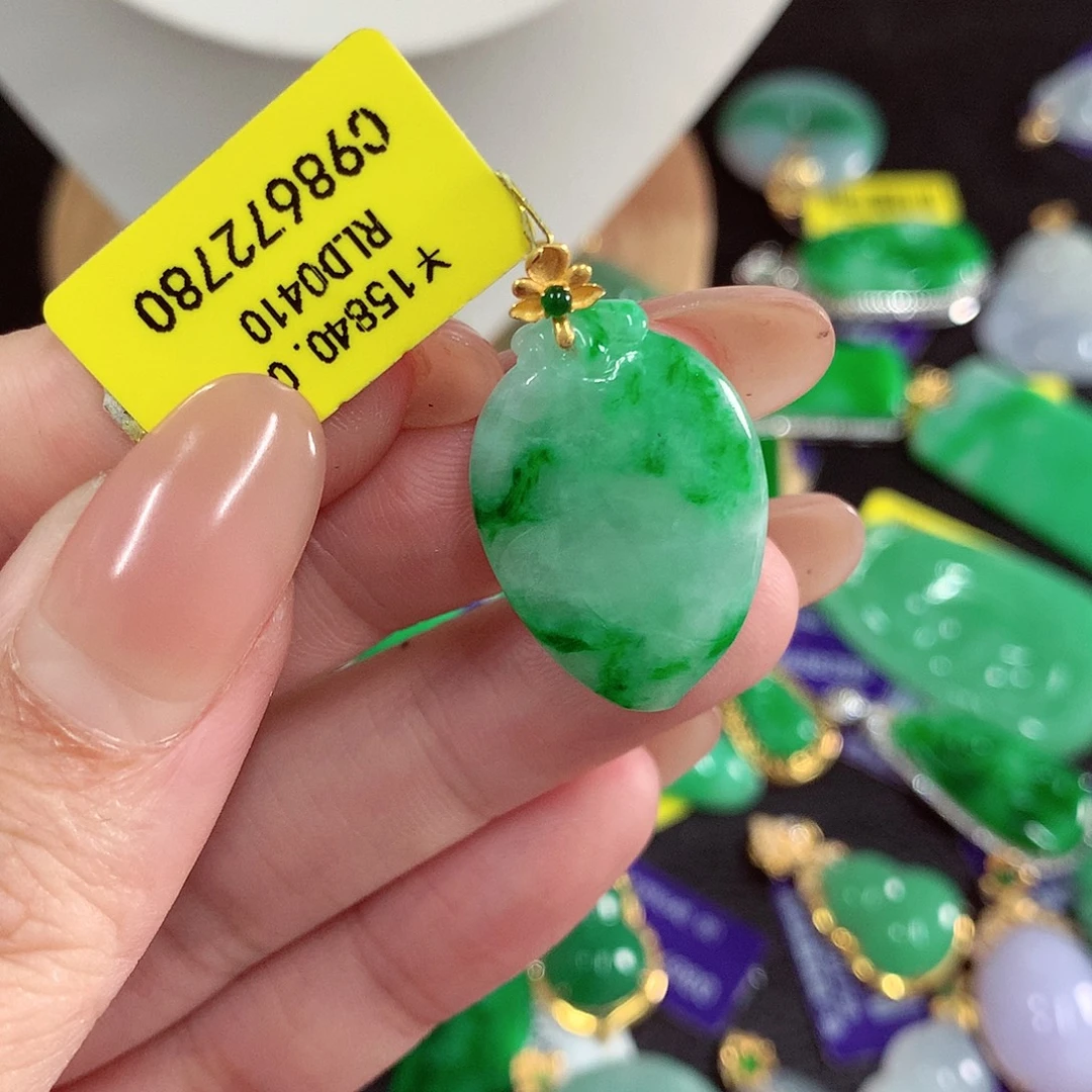 颈饰18K金镶嵌翡翠