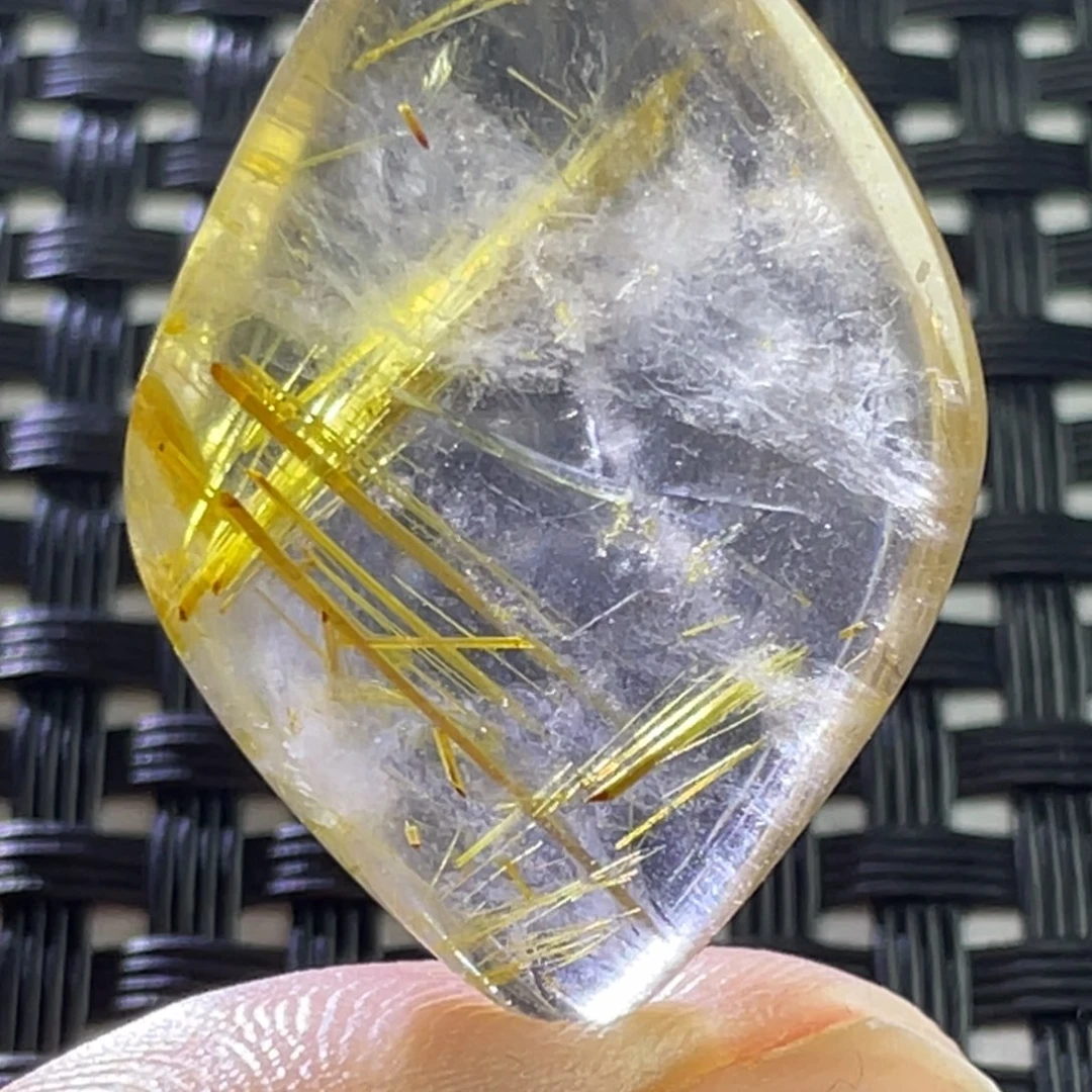 水晶吊坠未镶嵌上**?