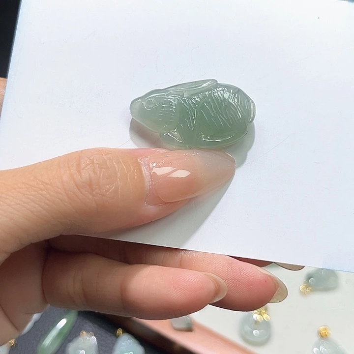 翡翠未镶嵌颈饰兔子