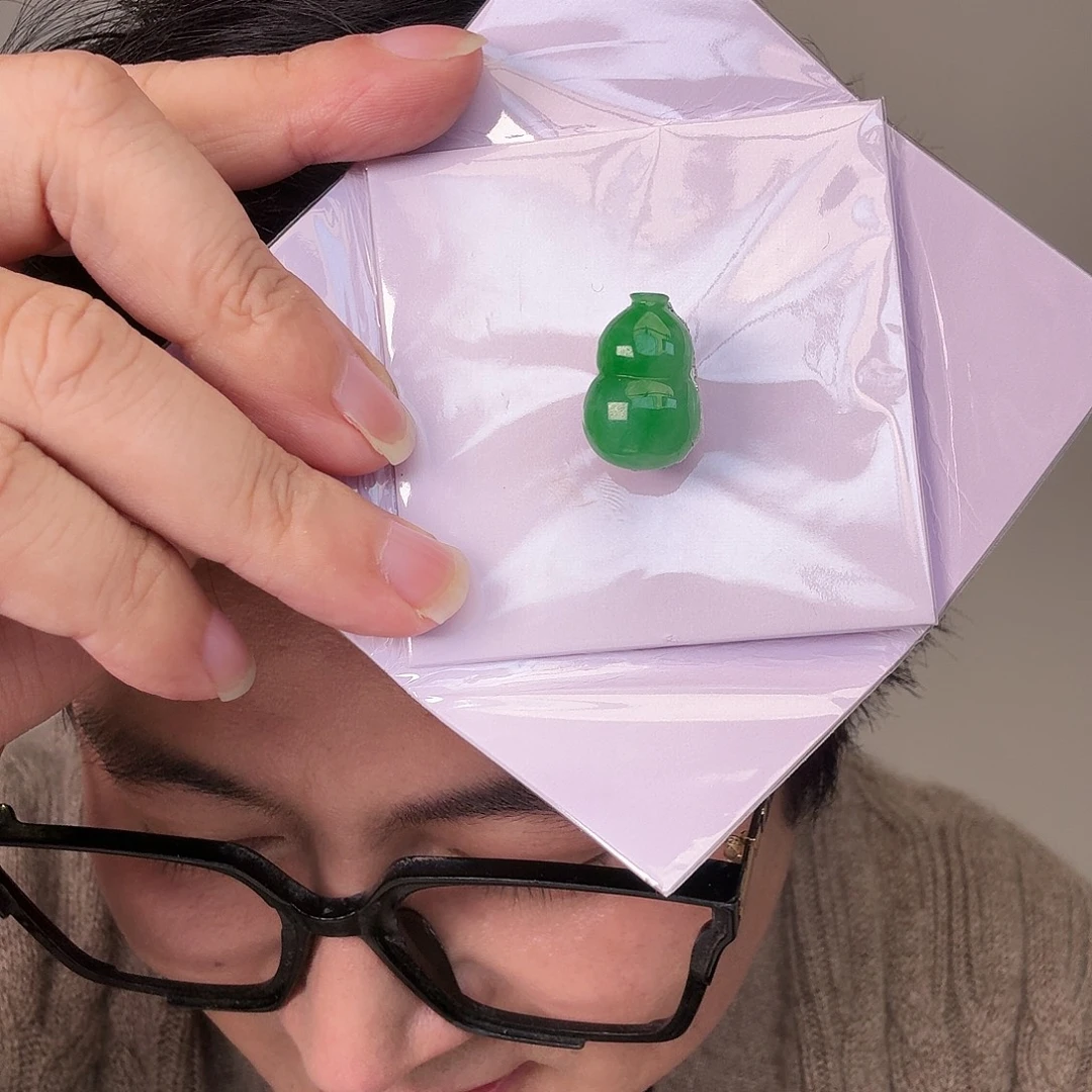 L***M翡翠未镶嵌颈饰一件