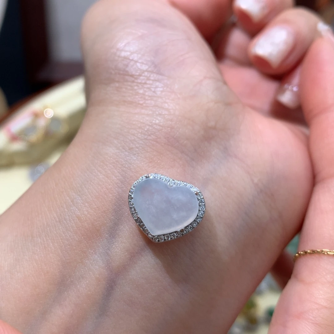 翡翠未镶嵌颈饰路路通