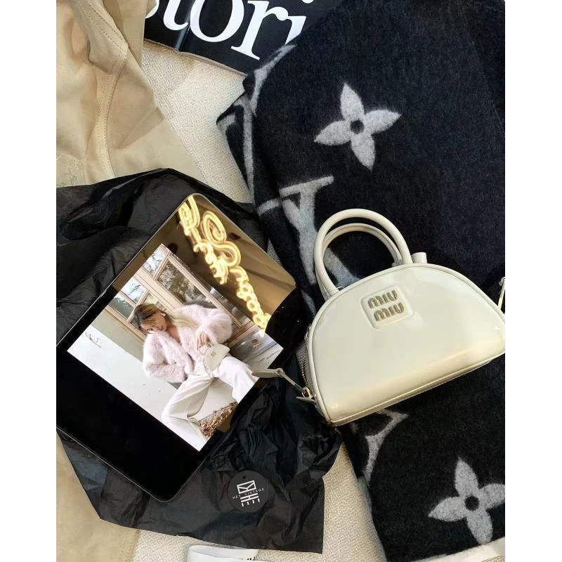 95新 MIU MIU/缪缪 展会外场！白金漆皮贝壳包