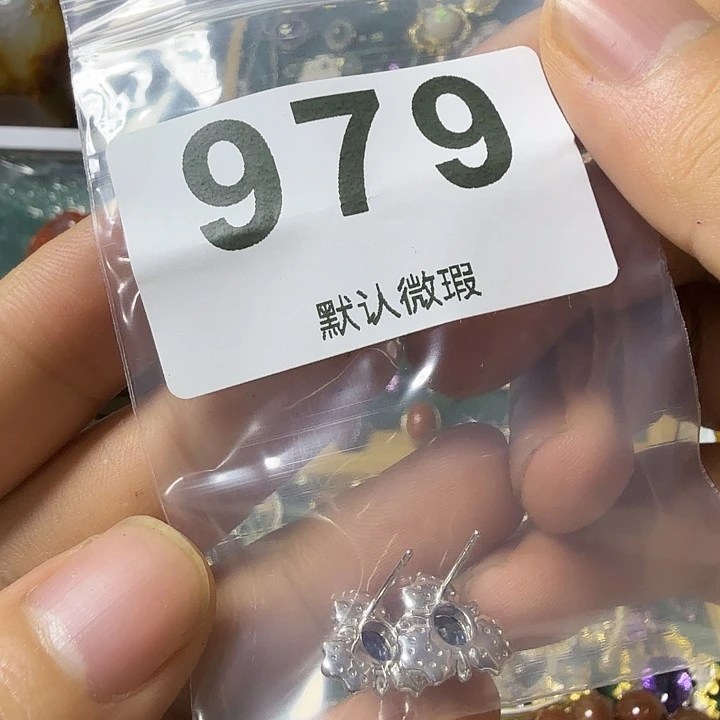 石英质玉银S925镶嵌耳钉倒****士