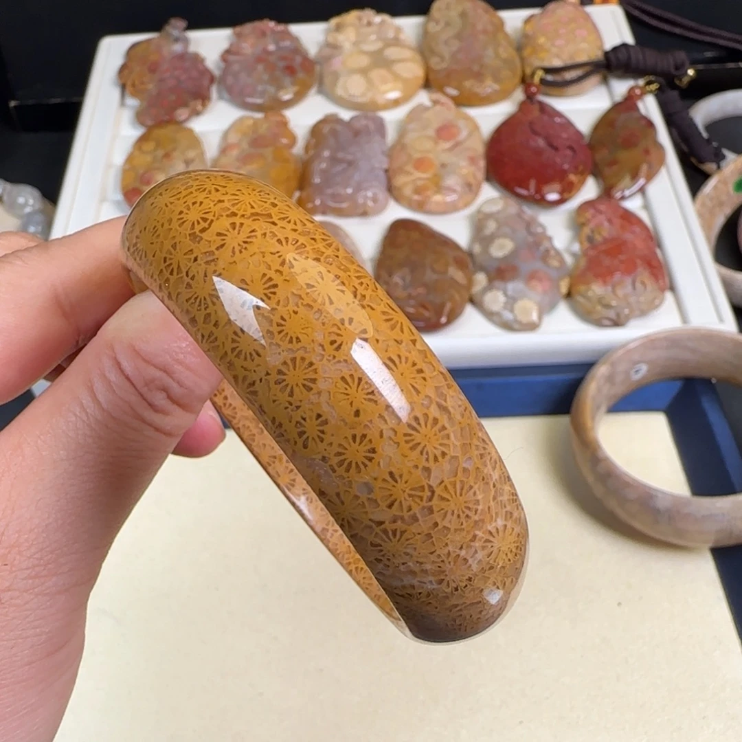 沸***鲁未镶嵌手链硅化玉