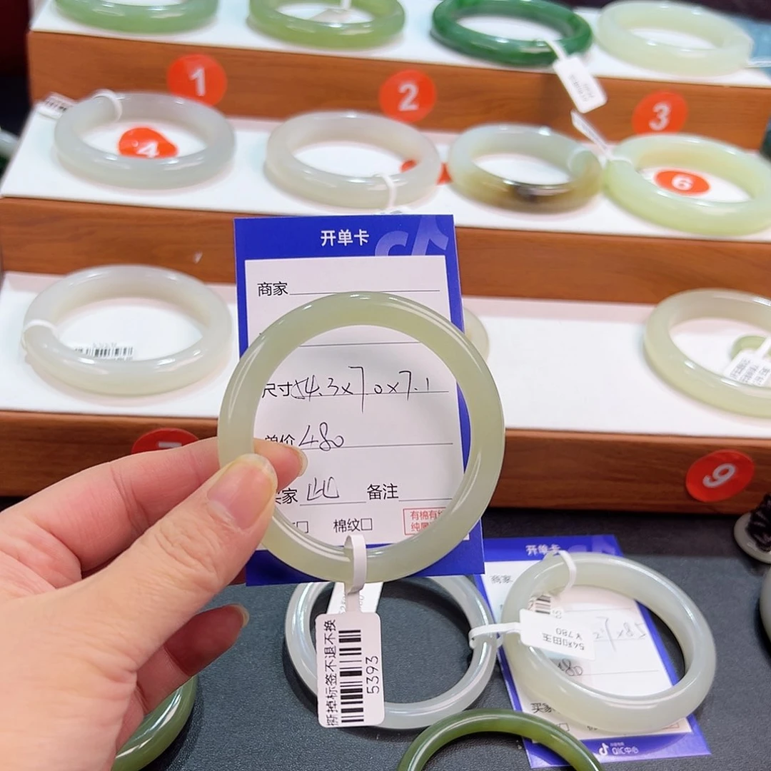 未镶嵌手镯和田玉此***_