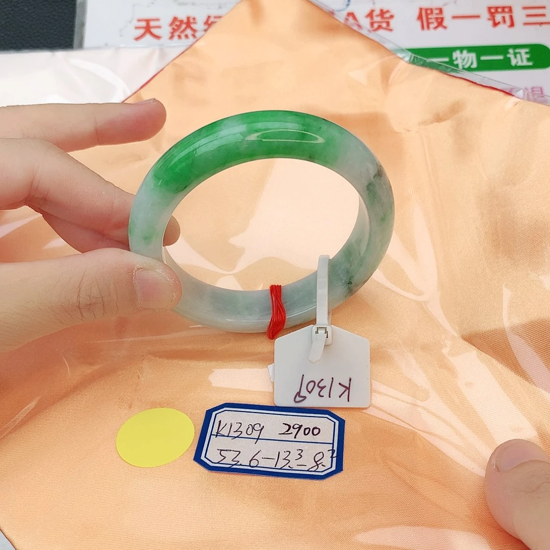 翡翠手镯未镶嵌我