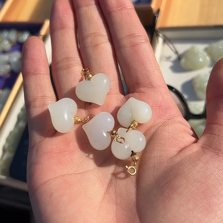 和田玉未镶嵌颈饰屁桃多样性拍一发一