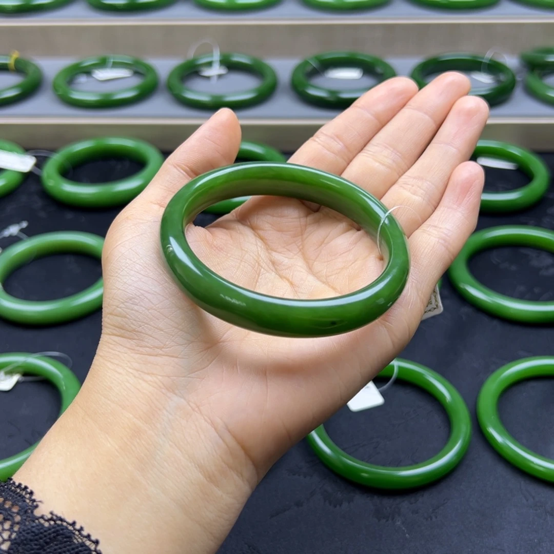 和田玉（碧玉）未镶嵌手镯阳绿带红皮