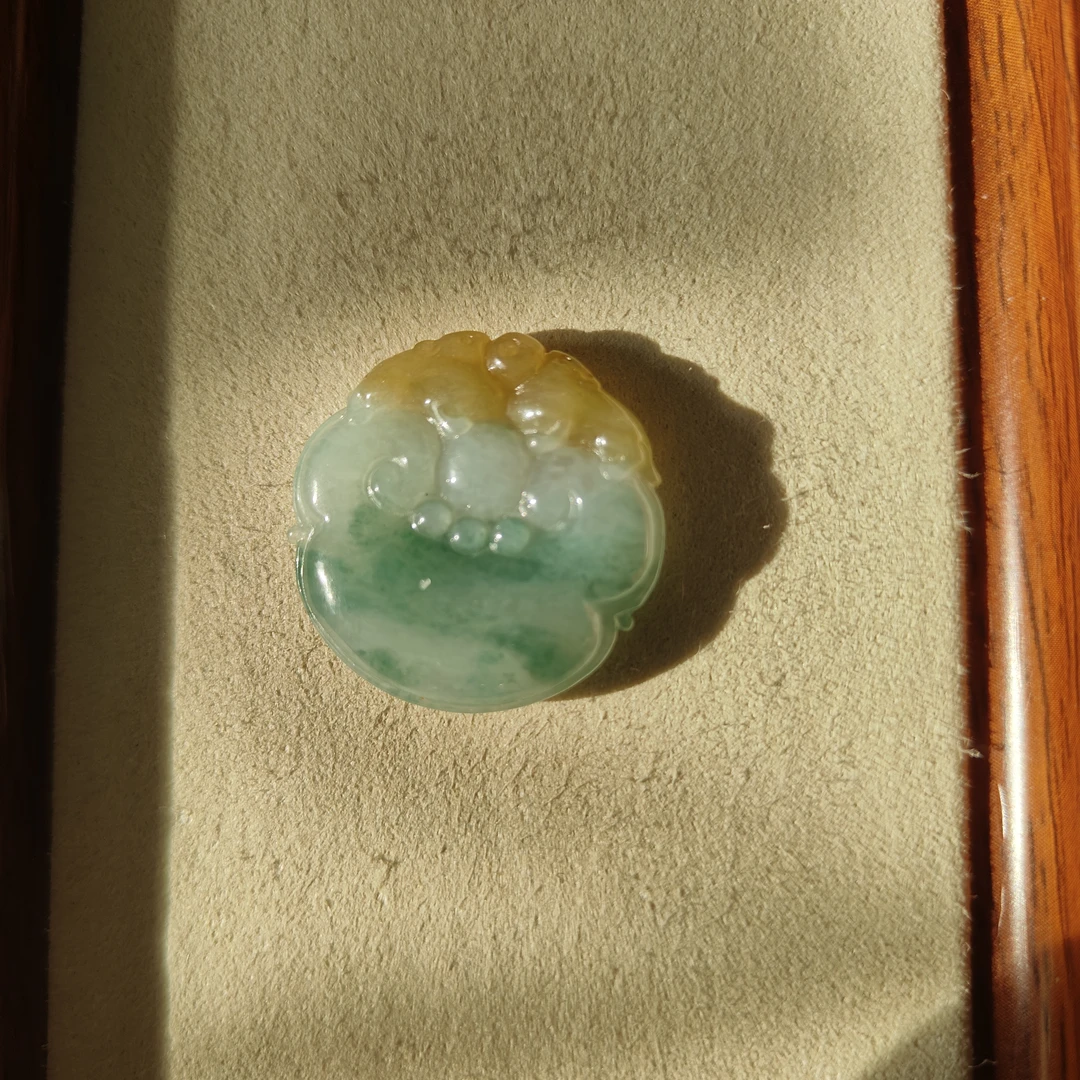 缅甸A货翡翠黄翡雕刻