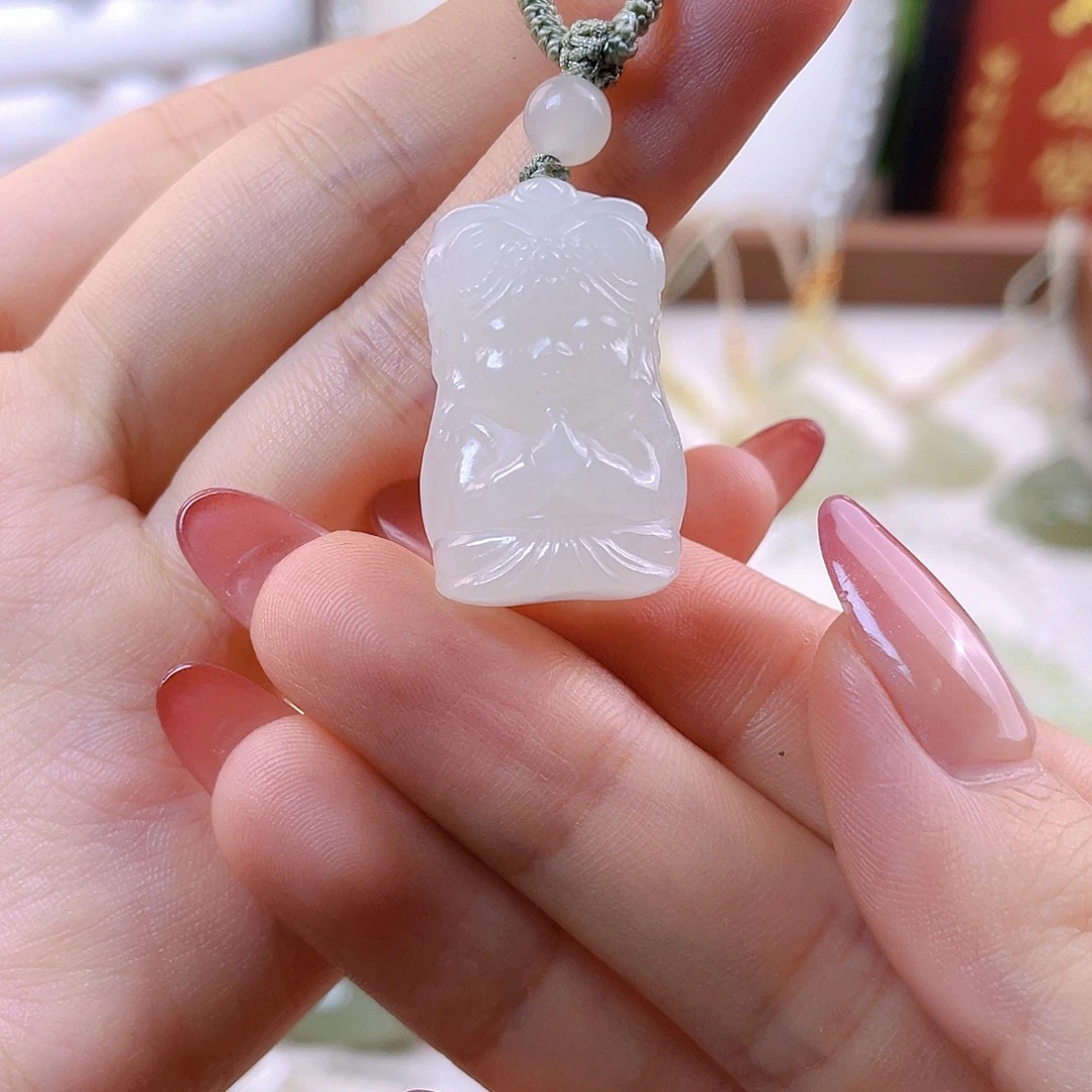 王***哇和田玉未镶嵌吊坠(赠链)