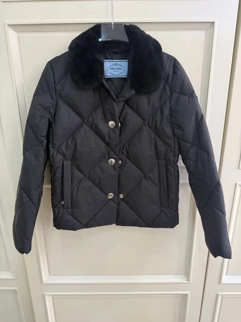 99新 Prada/普拉达 袖标LOGO毛领菱格羽绒服38码