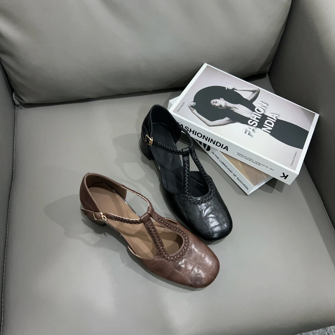 2025春夏爆款方圆头丁字扣带凉鞋柔软小羊皮女士粗跟百搭时尚