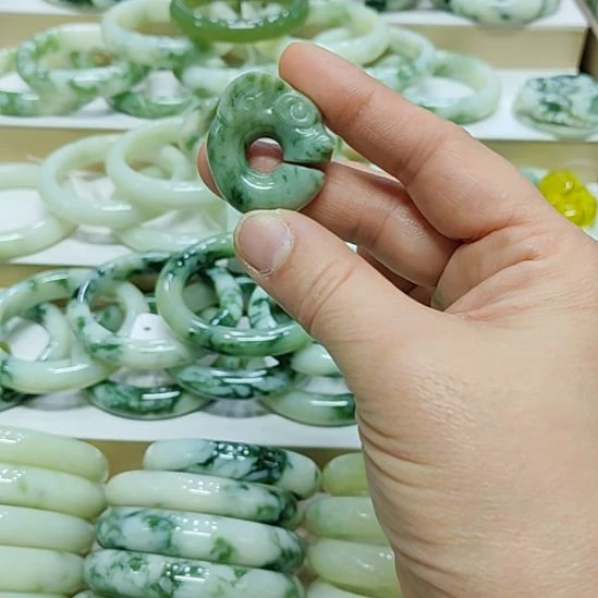 透闪石-蛇纹石玉未镶嵌颈饰