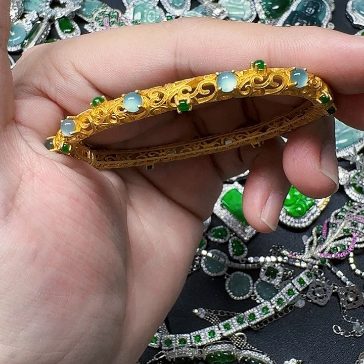 翡翠颈饰未镶嵌天然A货翡翠放漏