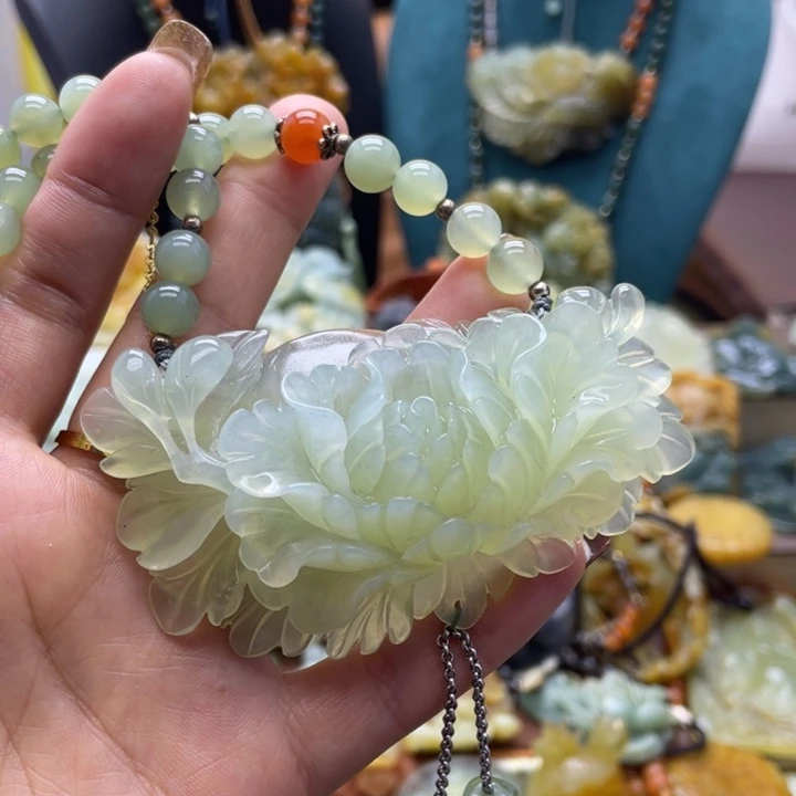 蛇纹石玉未镶嵌颈饰