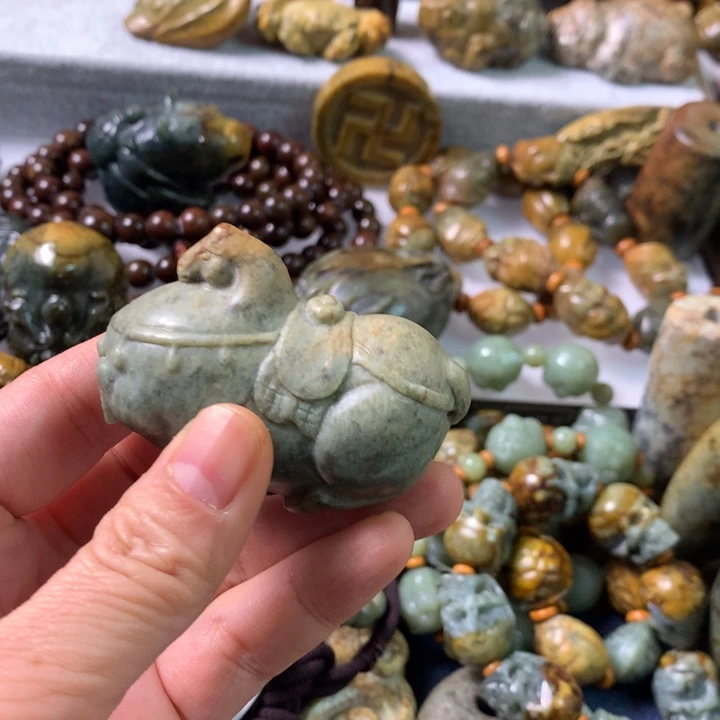 未镶嵌岫岩河磨玉（透闪石质玉）把件