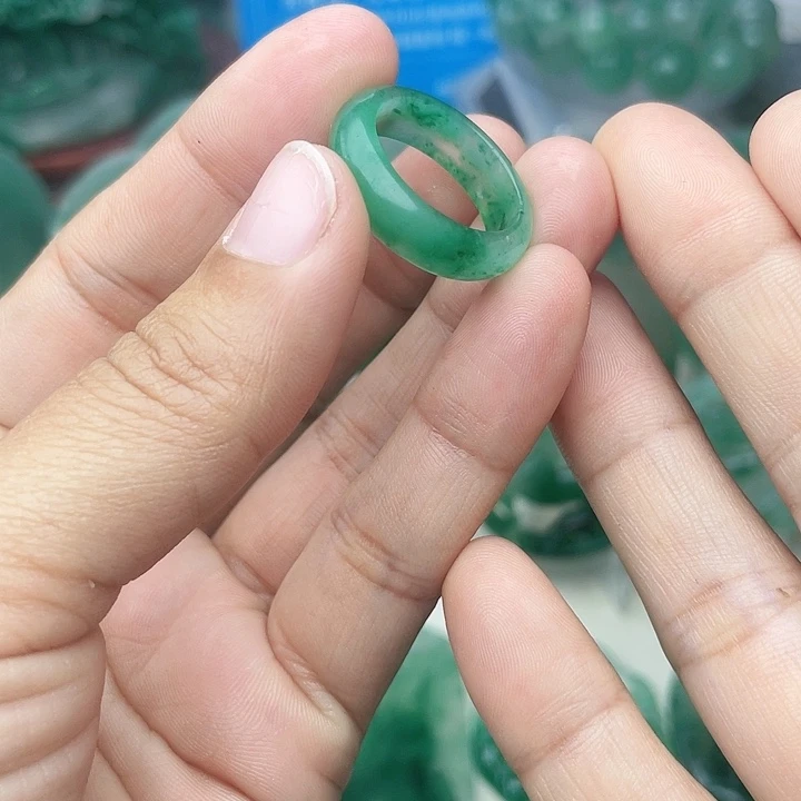 颈饰未镶嵌石英质玉