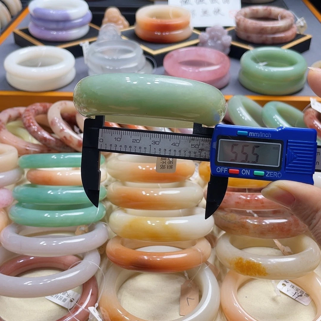 未镶嵌手镯石英岩玉