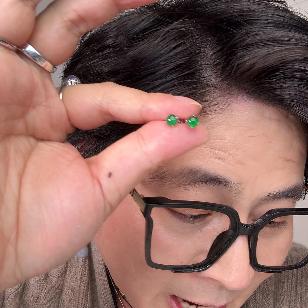 翡翠未镶嵌颈饰一对