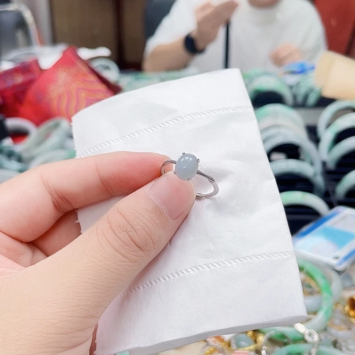 翡翠手镯未镶嵌翡翠
