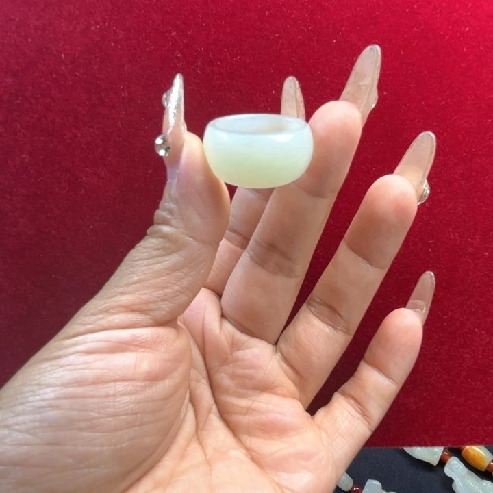 过***糖未镶嵌和田玉挂件