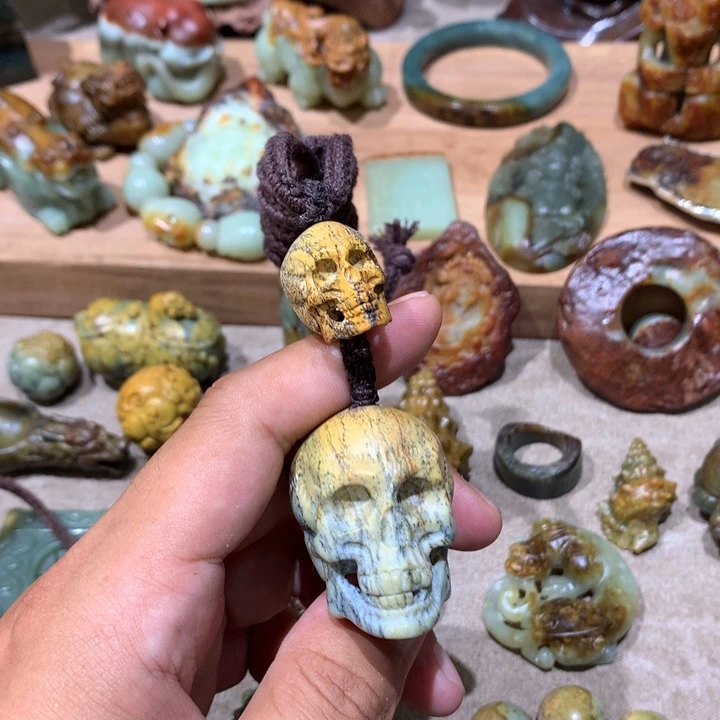 未镶嵌岫岩河磨玉（透闪石质玉）挂件