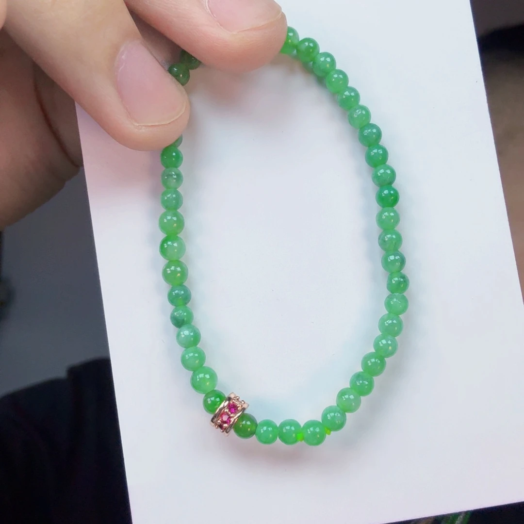 翡翠未镶嵌颈饰一件