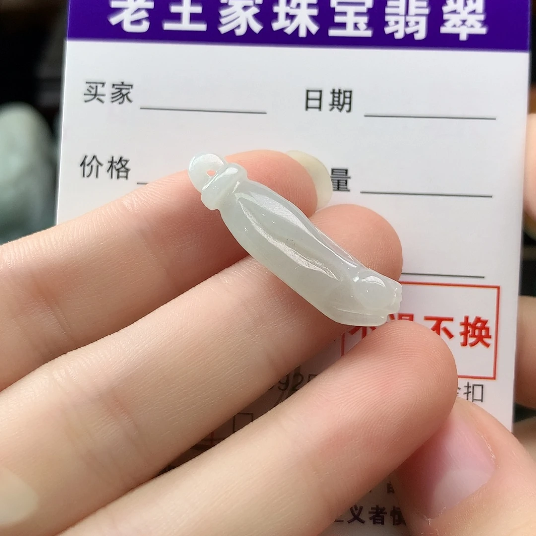 翡翠未镶嵌颈饰掌