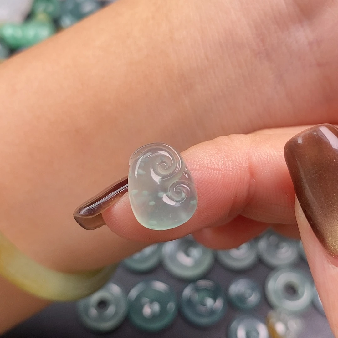 翡翠未镶嵌颈饰如意