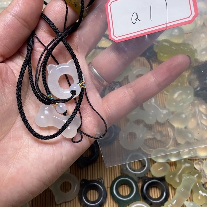蛇纹石玉颈饰未镶嵌