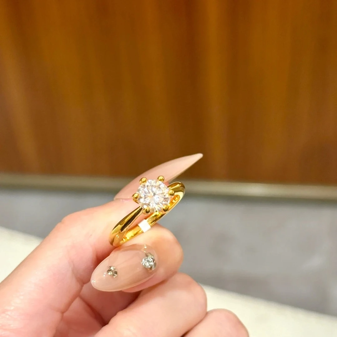 宸饰珠宝足金镶嵌莫桑钻戒指