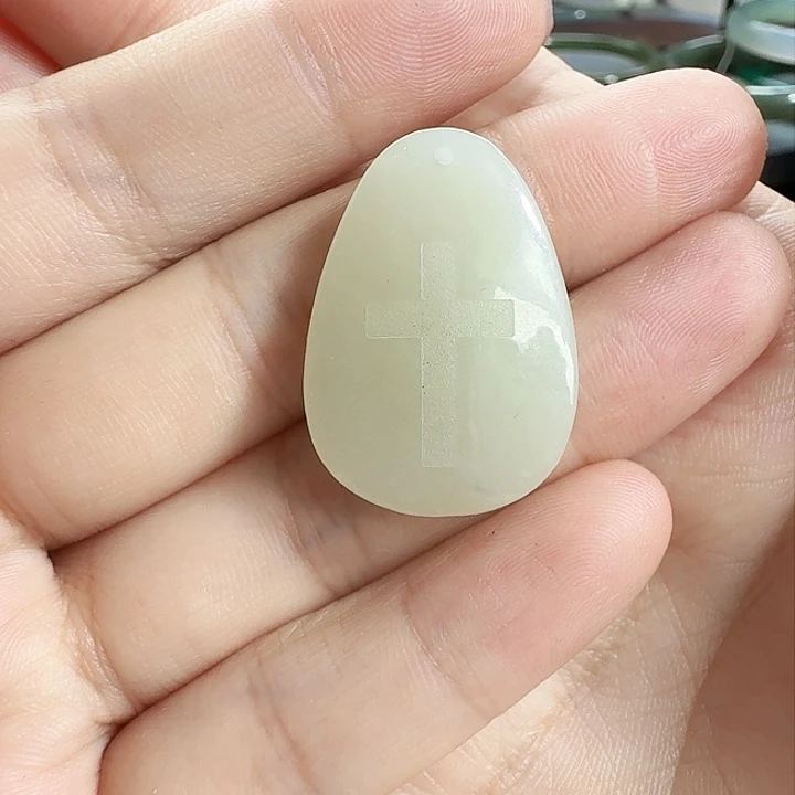 和田玉未镶嵌颈饰清货有黑点不退换