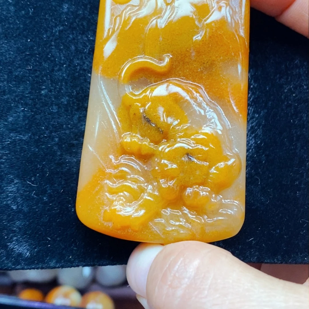 未镶嵌石英质玉（黄龙玉）颈饰